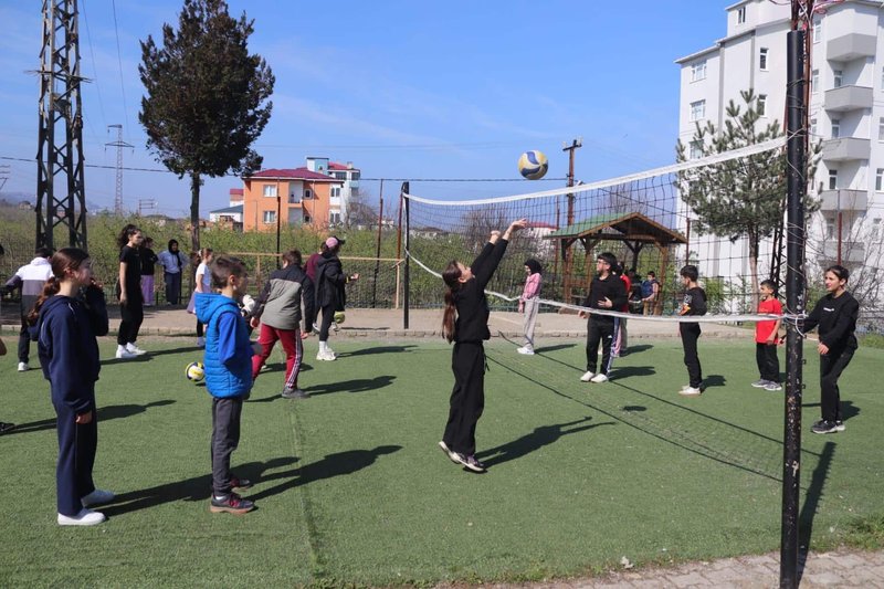 Arsin'de Beceri Temelli Kurslara Ziyaret: Voleybol, Resim ve Ebru İncelendi - Görsel 4