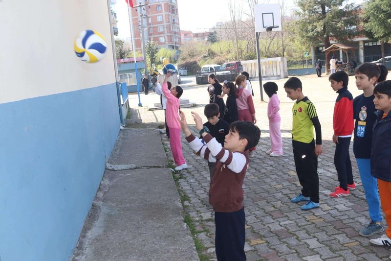 Arsin'de Beceri Temelli Kurslara Ziyaret: Voleybol, Resim ve Ebru İncelendi - Görsel 5