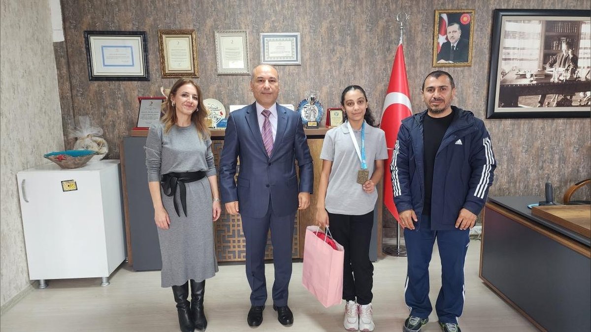Bayraklı'da Karate Şampiyonundan İlçe Milli Eğitim Müdürlüğüne Ziyaret