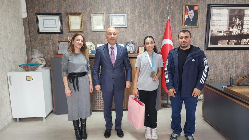 Bayraklı'da Karate Şampiyonundan İlçe Milli Eğitim Müdürlüğüne Ziyaret