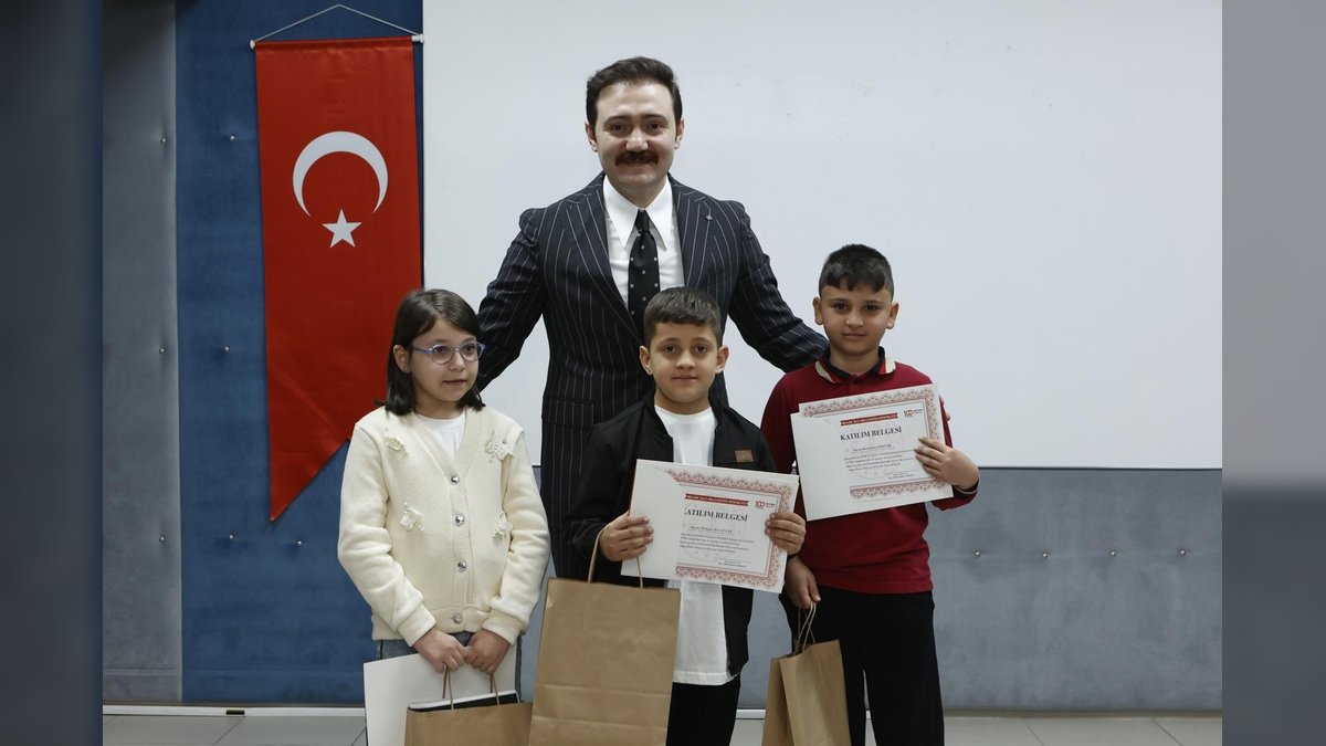 Bigadiç Kaymakamı ve Belediye Başkanı Atatürk İlköğretim Okulu'nda İstiklal Marşı'nın Kabulü Programına Katıldı