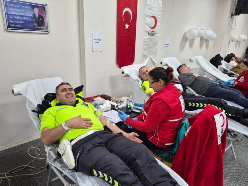 Çan'da Kan Bağışı Seferberliği Başladı: Kaymakam ve İlçe Milli Eğitim Müdürü Destek Verdi - Görsel 2