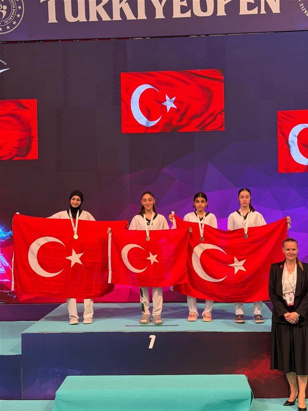 Düzceli Taekwondocular Antalya'da Şampiyon Oldu: Sefa Yılmaz Birinciliği, Asya Şengönül Üçüncülüğü Elde Etti - Görsel 3