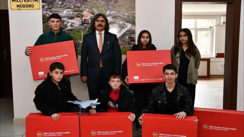 Gümüşhane'de 'Savunmadan Sanata: Genç Tasarımlar' Yarışması'nda Öğrencilerden Büyük Başarı