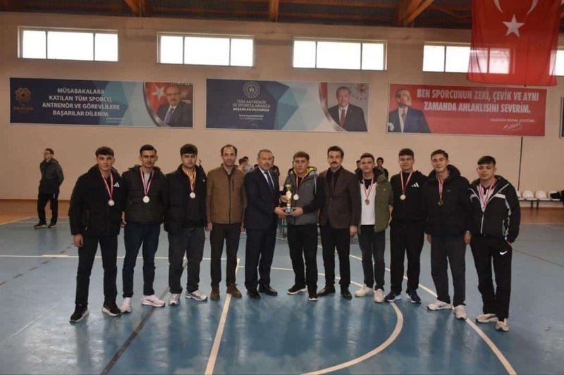 İvrindi'de Futsal Heyecanı: Anadolu Lisesi Şampiyon Oldu - Görsel 2