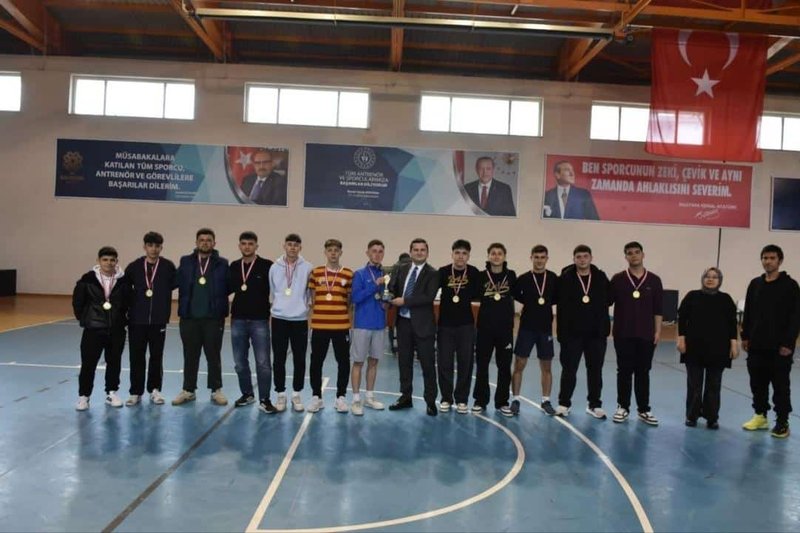 İvrindi'de Futsal Heyecanı: Anadolu Lisesi Şampiyon Oldu - Görsel 3