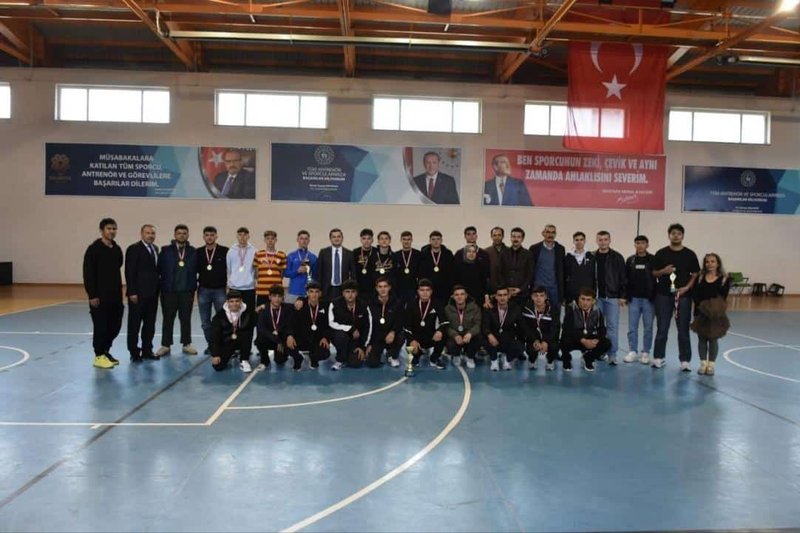 İvrindi'de Futsal Heyecanı: Anadolu Lisesi Şampiyon Oldu - Görsel 4