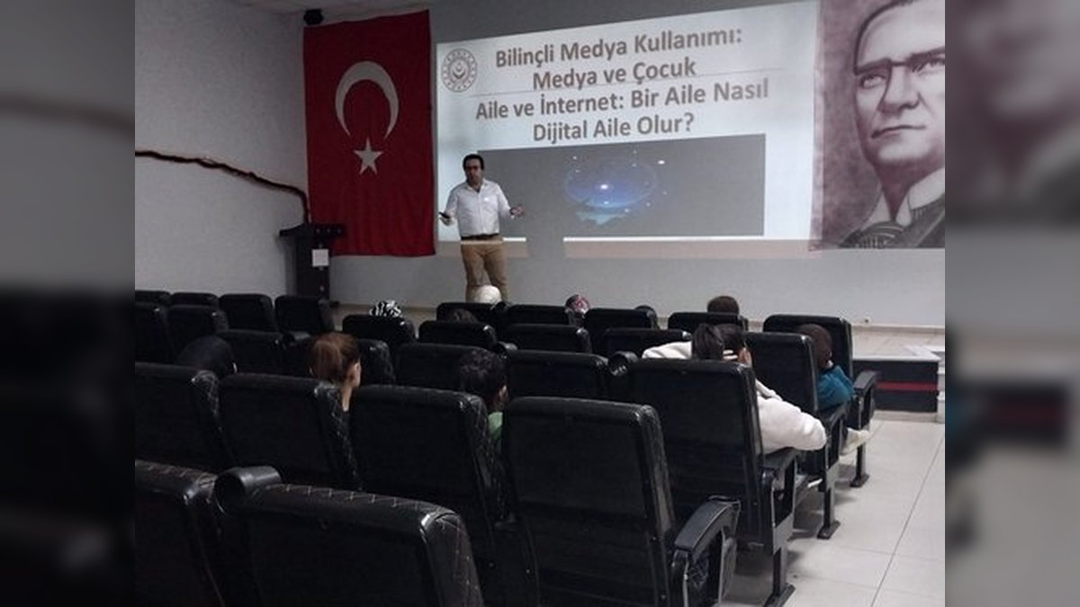 Manisa Aile ve Sosyal Hizmetler'den 'Bilinçli Medya Kullanımı' Eğitimi