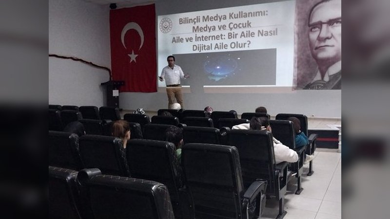 Manisa Aile ve Sosyal Hizmetler'den 'Bilinçli Medya Kullanımı' Eğitimi