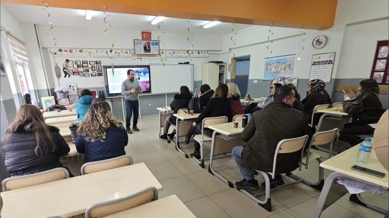 Muratlı'da Öğretmenlere Robotik ve Kodlama Eğitimi Verildi