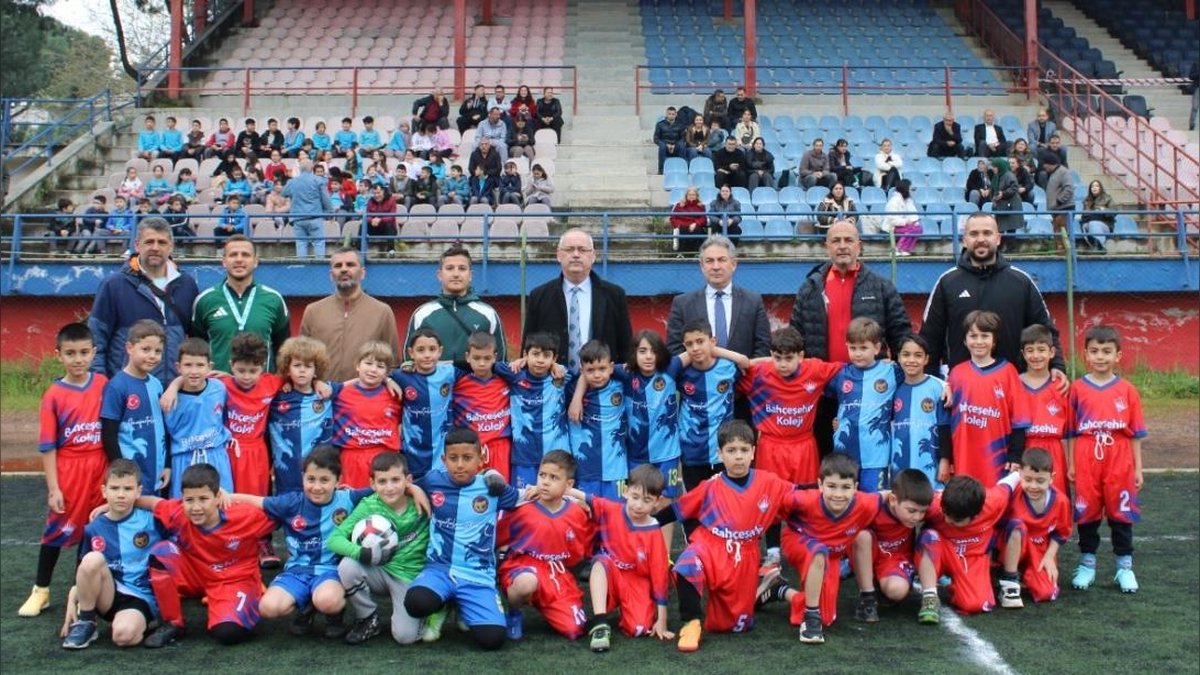 Ödemiş'te Bahar Şenlikleri Spor Müsabakaları 3225 Öğrencinin Katılımıyla Başladı