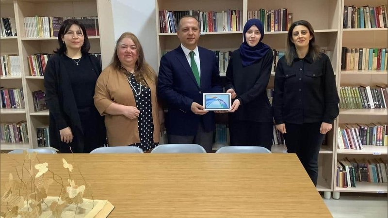 Pursaklar'da Kütüphaneler Haftası Etkinlikleri: En Çok Kitap Okuyan Öğrenciye Tablet Hediye Edildi