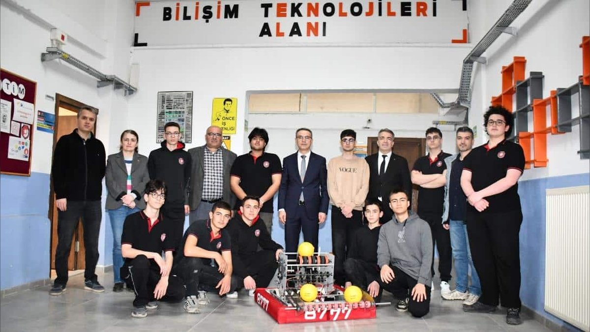 SafranTech Robotik Takımı, FRC 2026 Finalleri'ne Safranbolu İlçe Milli Eğitim Müdürü ile Hazırlanıyor
