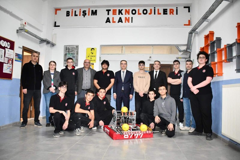 SafranTech Robotik Takımı, FRC 2026 Finalleri'ne Safranbolu İlçe Milli Eğitim Müdürü ile Hazırlanıyor - Görsel 3
