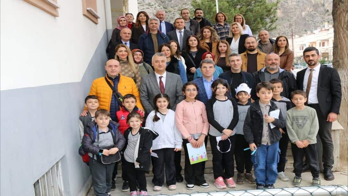 Vali Önder Bakan, Amasya'da Okulları Ziyaret Etti: Eğitimciler ve Öğrencilerle Buluştu