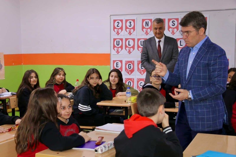 Vali Önder Bakan, Amasya'da Okulları Ziyaret Etti: Eğitimciler ve Öğrencilerle Buluştu - Görsel 2