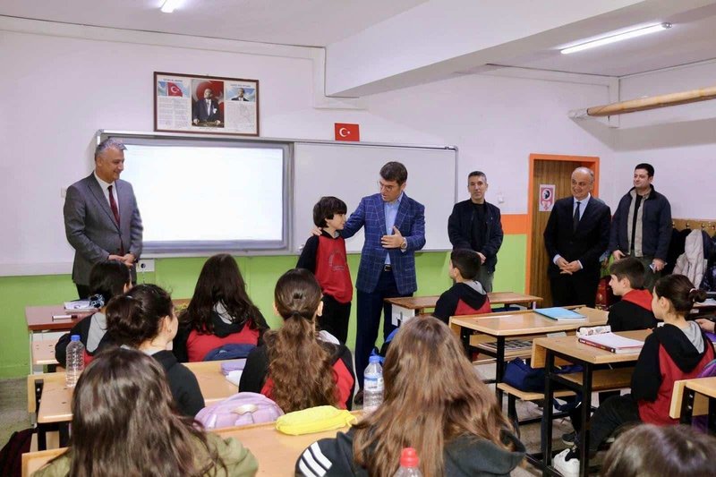 Vali Önder Bakan, Amasya'da Okulları Ziyaret Etti: Eğitimciler ve Öğrencilerle Buluştu - Görsel 4