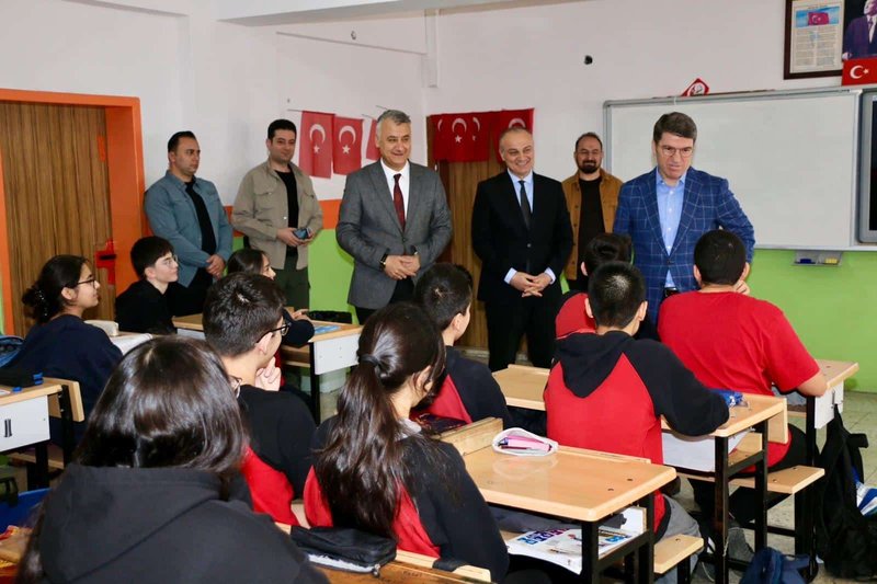 Vali Önder Bakan, Amasya'da Okulları Ziyaret Etti: Eğitimciler ve Öğrencilerle Buluştu - Görsel 5