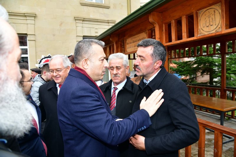 Vali Şahin, Tonya Belediye Başkan Yardımcısı Turan'ın Annesi İçin Cenaze Namazına Katıldı - Görsel 2
