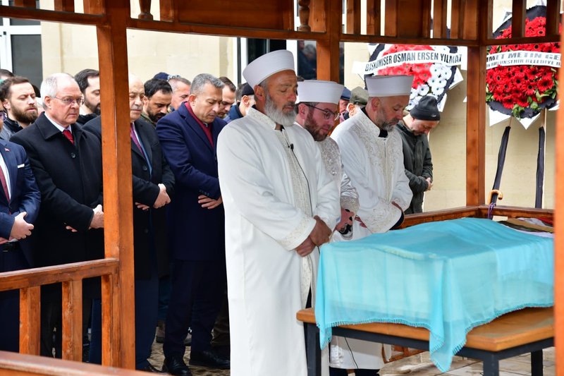 Vali Şahin, Tonya Belediye Başkan Yardımcısı Turan'ın Annesi İçin Cenaze Namazına Katıldı - Görsel 3