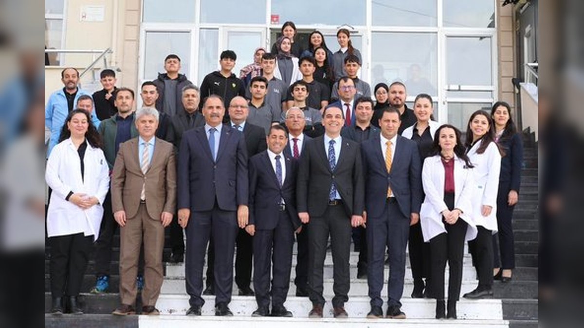 Vali Taşolar, Iğdır Anadolu Lisesi'nde Öğretmen ve Öğrencilerle Buluştu