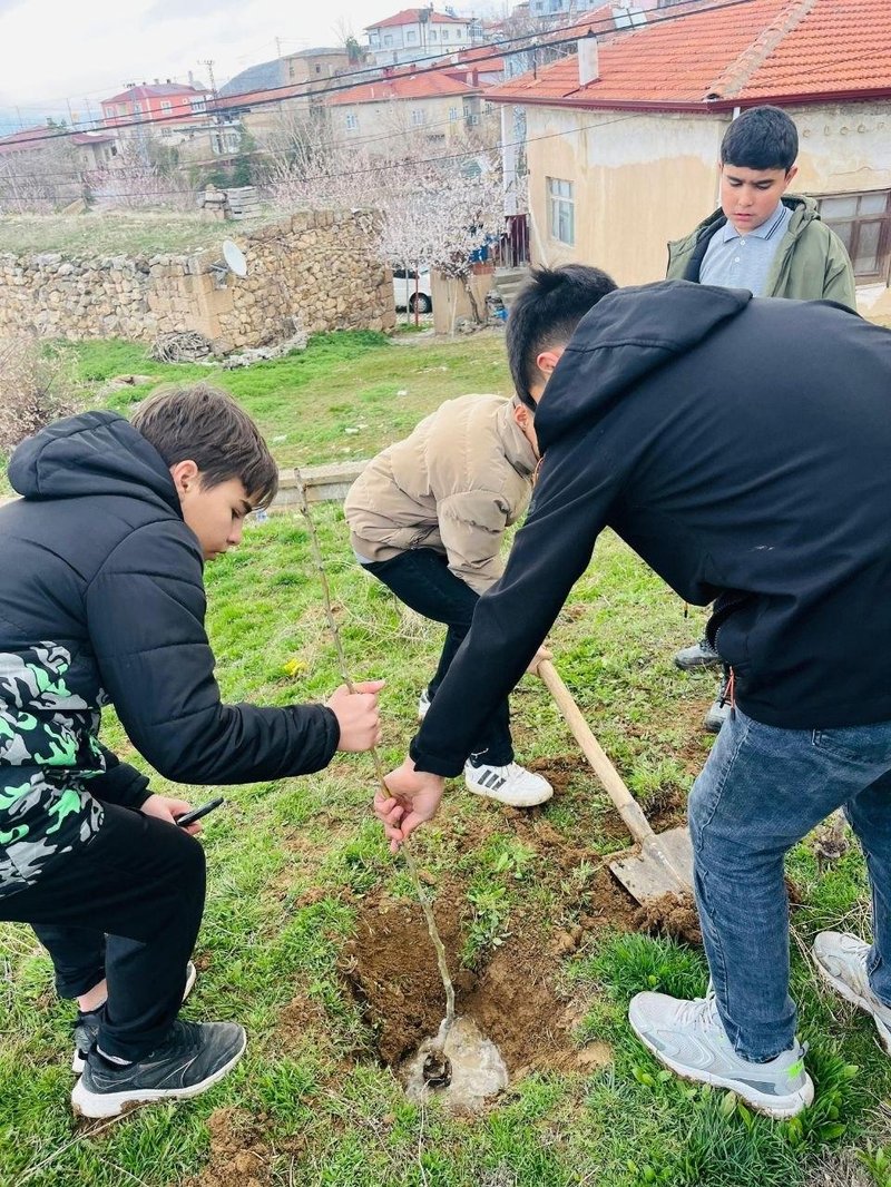 Yeşilhisar'da Orman Haftası Etkinliği: Kovalı Ortaokulu Öğrencilerinden Fidan Dikimi - Görsel 3