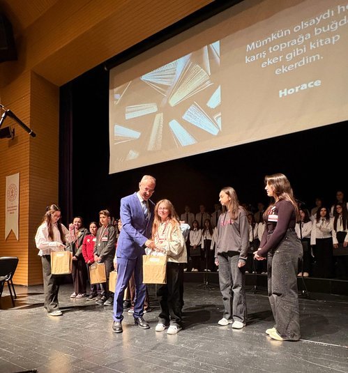 Altınordu Kaymakamı Ertaş, Kütüphane Haftası Etkinliklerinde Öğrencilere Ödül Verdi - Görsel 2