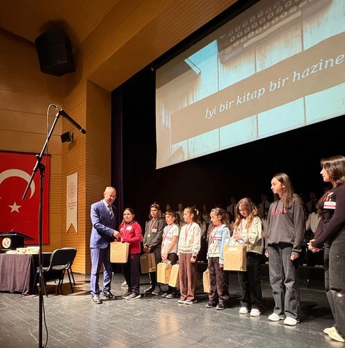 Altınordu Kaymakamı Ertaş, Kütüphane Haftası Etkinliklerinde Öğrencilere Ödül Verdi - Görsel 3