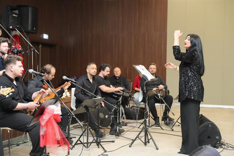 Ankara İl Sağlık Müdürü Kurtcebe, "Şifadır Türküler Korosu" Konserine Katıldı - Görsel 3