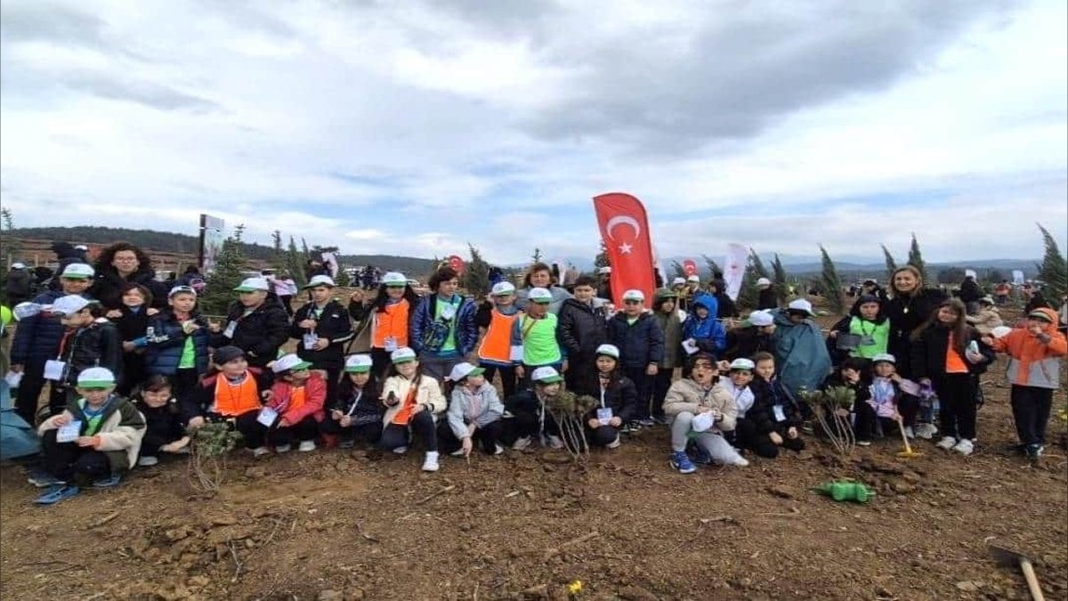 Bayraklı'da Minik Doğa Avcıları 'Yeşil Vatan' İçin Fidan Dikti