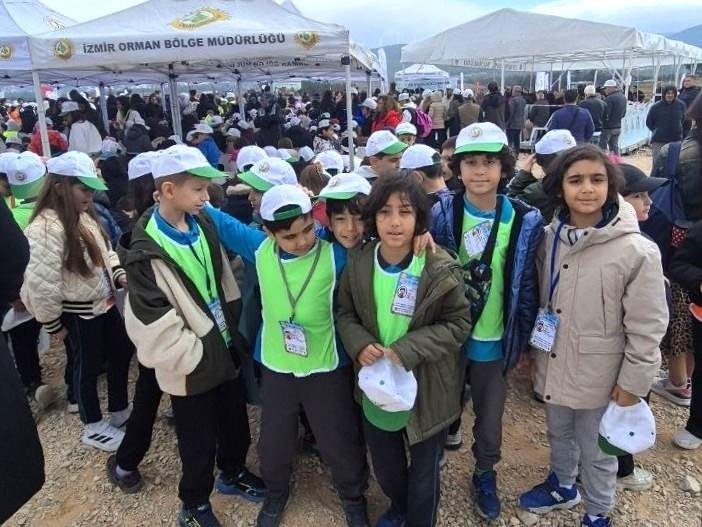 Bayraklı'da Minik Doğa Avcıları 'Yeşil Vatan' İçin Fidan Dikti - Görsel 2