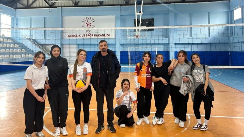 Beşiri Anadolu Lisesi Kızlar Voleybol Takımı Finalde
