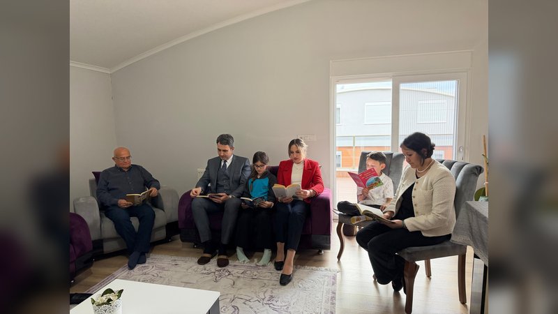 Bucak Kaymakamı ve Eşi, "Bir Fincan Kahve Bir Adım Gelecek" Projesi Kapsamında Öğrenciyi Ziyaret Etti