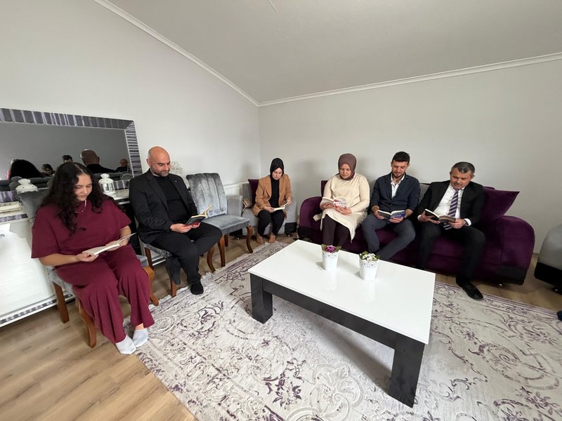 Bucak Kaymakamı ve Eşi, "Bir Fincan Kahve Bir Adım Gelecek" Projesi Kapsamında Öğrenciyi Ziyaret Etti - Görsel 3