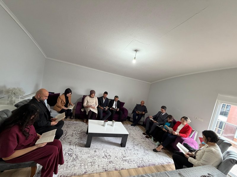 Bucak Kaymakamı ve Eşi, "Bir Fincan Kahve Bir Adım Gelecek" Projesi Kapsamında Öğrenciyi Ziyaret Etti - Görsel 4