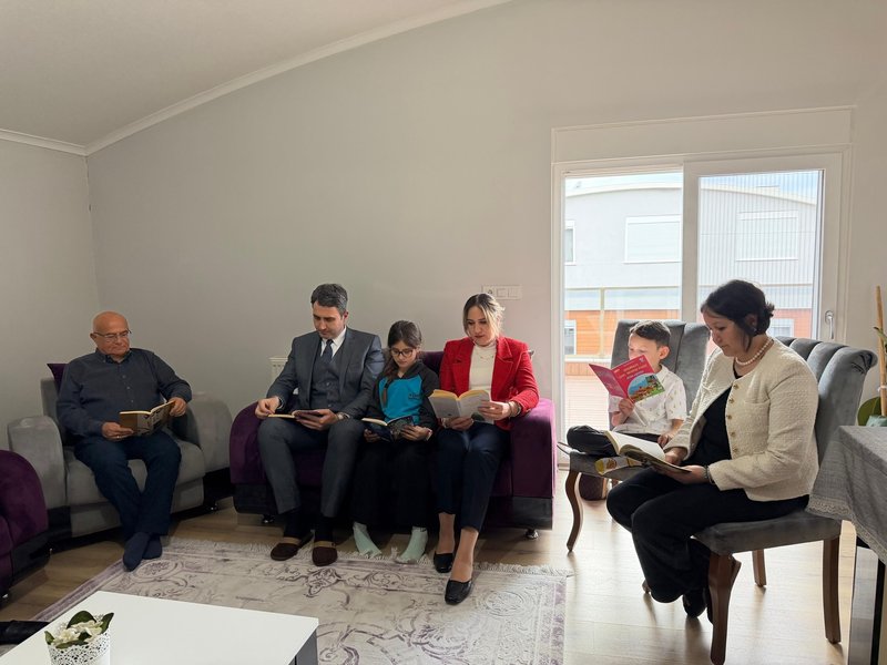 Bucak Kaymakamı ve Eşi, "Bir Fincan Kahve Bir Adım Gelecek" Projesi Kapsamında Öğrenciyi Ziyaret Etti - Görsel 5