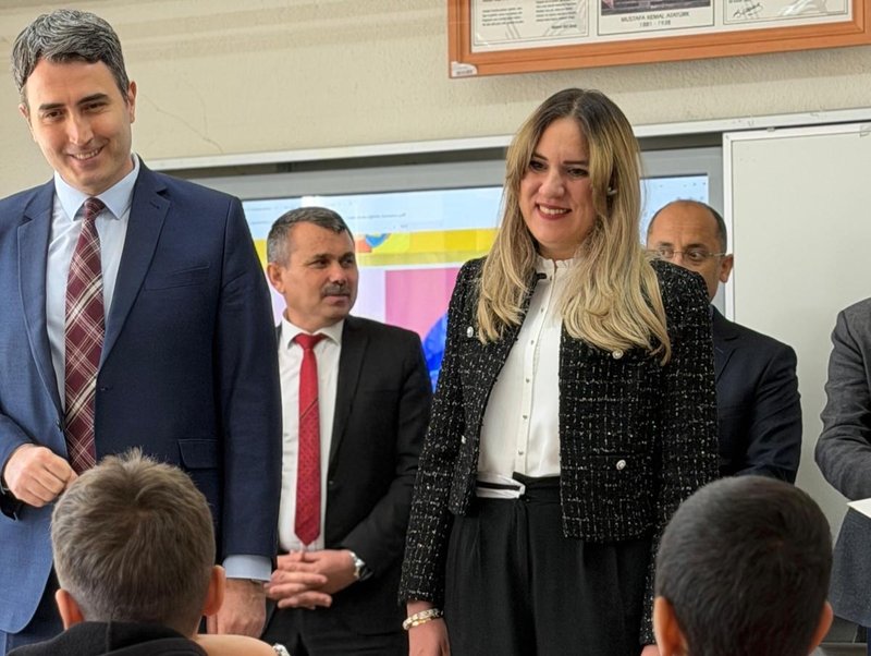 Bucak Kaymakamlığı'ndan 'Kucaklaşma Zamanı Projesi' Kapsamında Okul Ziyareti - Görsel 5