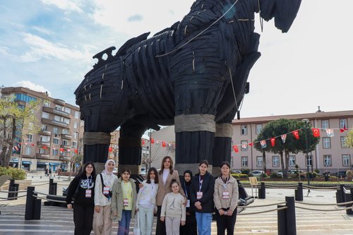 Çanakkale İl Milli Eğitim Müdürü Mine Hayta, Şehitler Günü Yarışması Ödül Töreninde Öğrencilerle Buluştu - Görsel 2