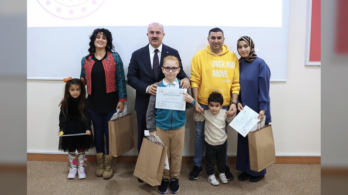 Çanakkale Valiliği'nden Kütüphaneler Haftası Açılışı: "İyileştiren Kütüphaneler"