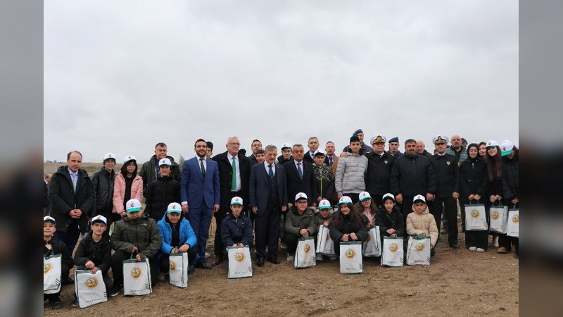 Elmadağ Kaymakamlığı'ndan Türkiye Yüzyılı Maarif Modeli Kapsamında Fidan Dikim Etkinliği