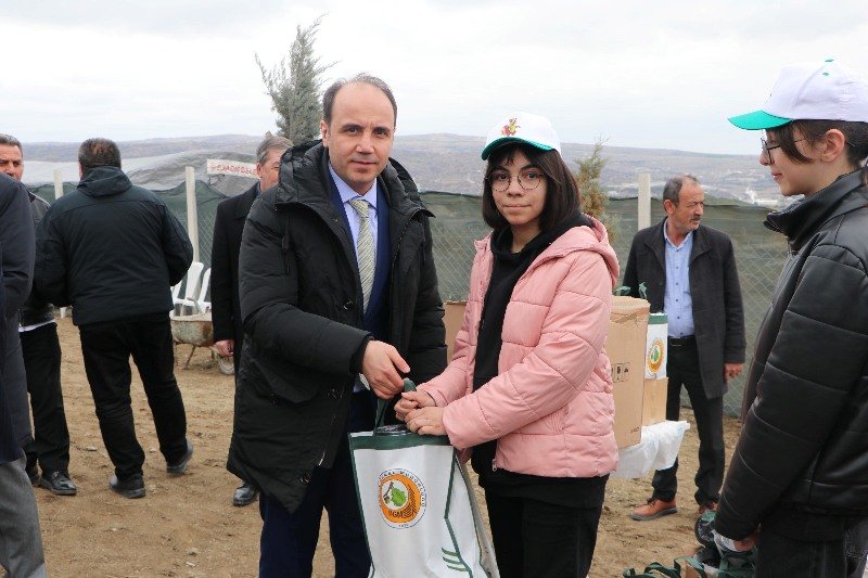Elmadağ Kaymakamlığı'ndan Türkiye Yüzyılı Maarif Modeli Kapsamında Fidan Dikim Etkinliği - Görsel 5