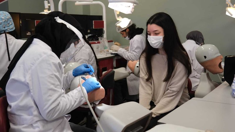 Fatih İlçe Milli Eğitim Müdürlüğü'nden Liselilere Kariyer Rehberliği: Diş Hekimliği Deneyimi - Görsel 2