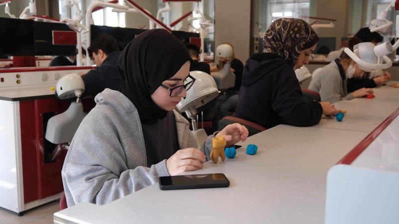 Fatih İlçe Milli Eğitim Müdürlüğü'nden Liselilere Kariyer Rehberliği: Diş Hekimliği Deneyimi - Görsel 3