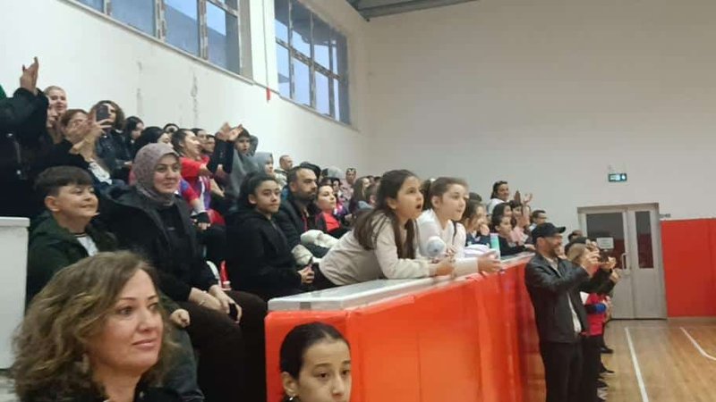 Gemlik'te Veli Voleybol Ligi Başladı: Aile Katılımı Vurgusu - Görsel 3