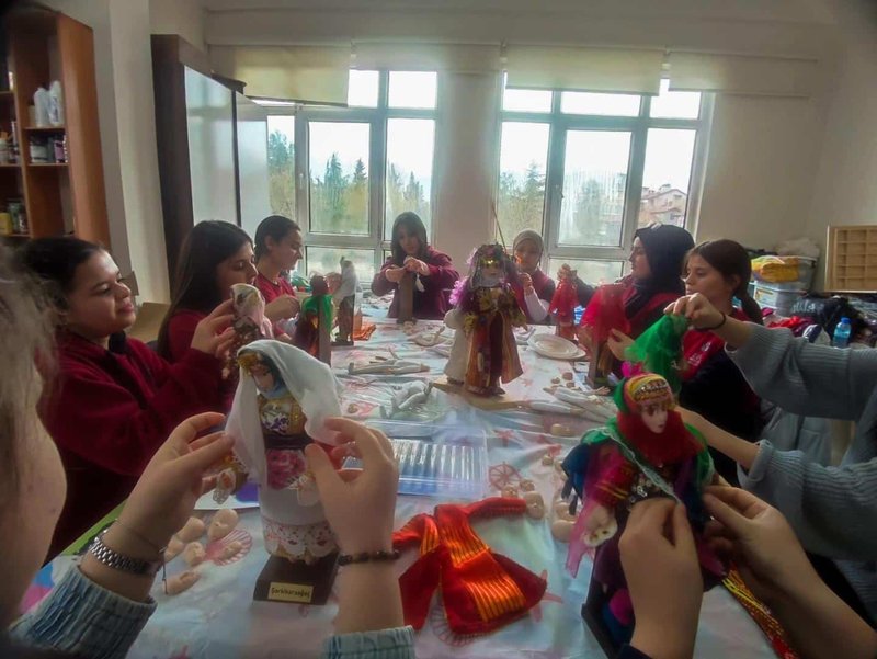 Isparta'da 'Atıktan Sanata Dönüşüm' Atölyesi Öğrencilerle Buluştu - Görsel 4