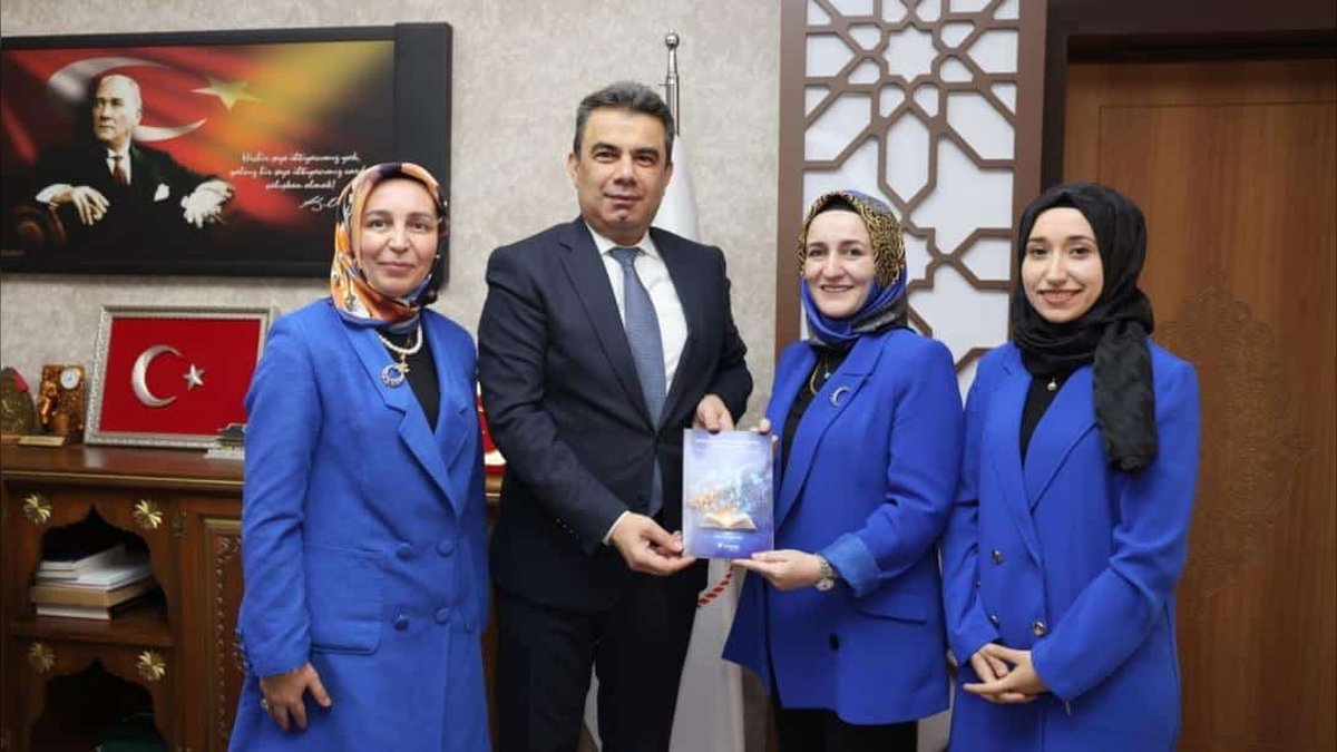 Kastamonu İl Milli Eğitim Müdürü Hasan Gümüş'e Yapay Zeka Destekli Dijital Öyküleme Kitabı Takdim Edildi