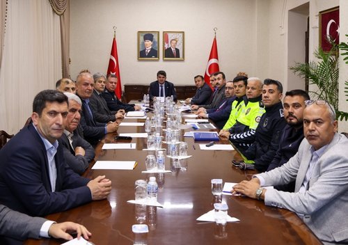Kilis'te Ulaşım Sorunları Masaya Yatırıldı: Vali Kalaylı Başkanlığında Değerlendirme Toplantısı - Görsel 2