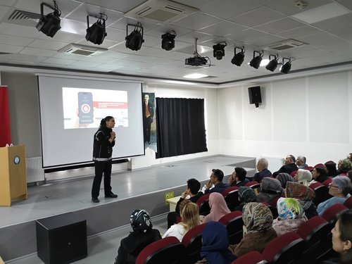 Mamak Kaymakamlığı'ndan 'En İyi Narkotik Polisi: Anne' Projesi Kapsamında Velilere Eğitim - Görsel 3