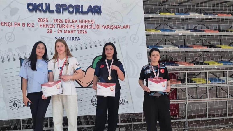 Melikgazi'den Bilek Güreşi Türkiye Şampiyonluğu: Avukat Ahmet Ulucan Kız Anadolu İmam Hatip Lisesi'nden Çift Altın Madalya