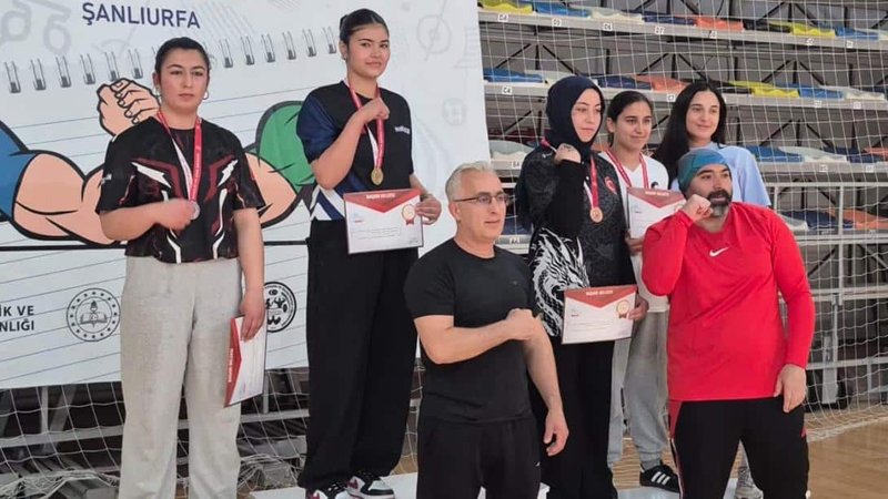 Melikgazi'den Bilek Güreşi Türkiye Şampiyonluğu: Avukat Ahmet Ulucan Kız Anadolu İmam Hatip Lisesi'nden Çift Altın Madalya - Görsel 2